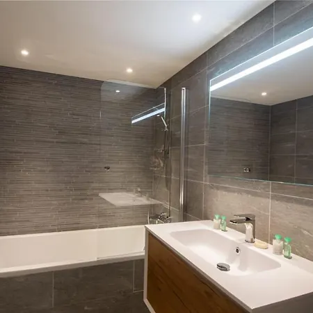 Luxueux Skis Aux Pieds, Jacuzzi Privatif Apartment Courchevel